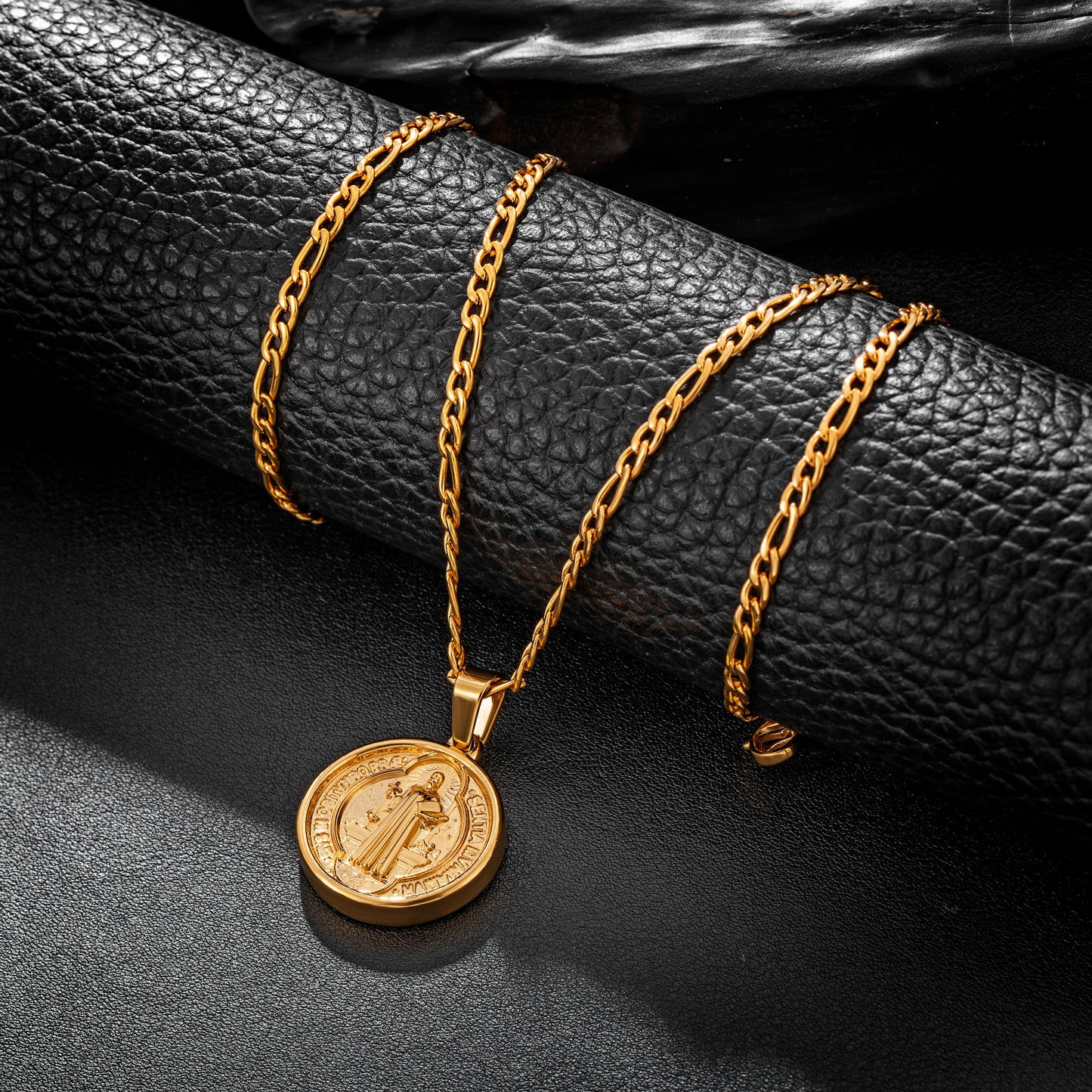 Gold Pendant Necklace Figaro Chain N00929