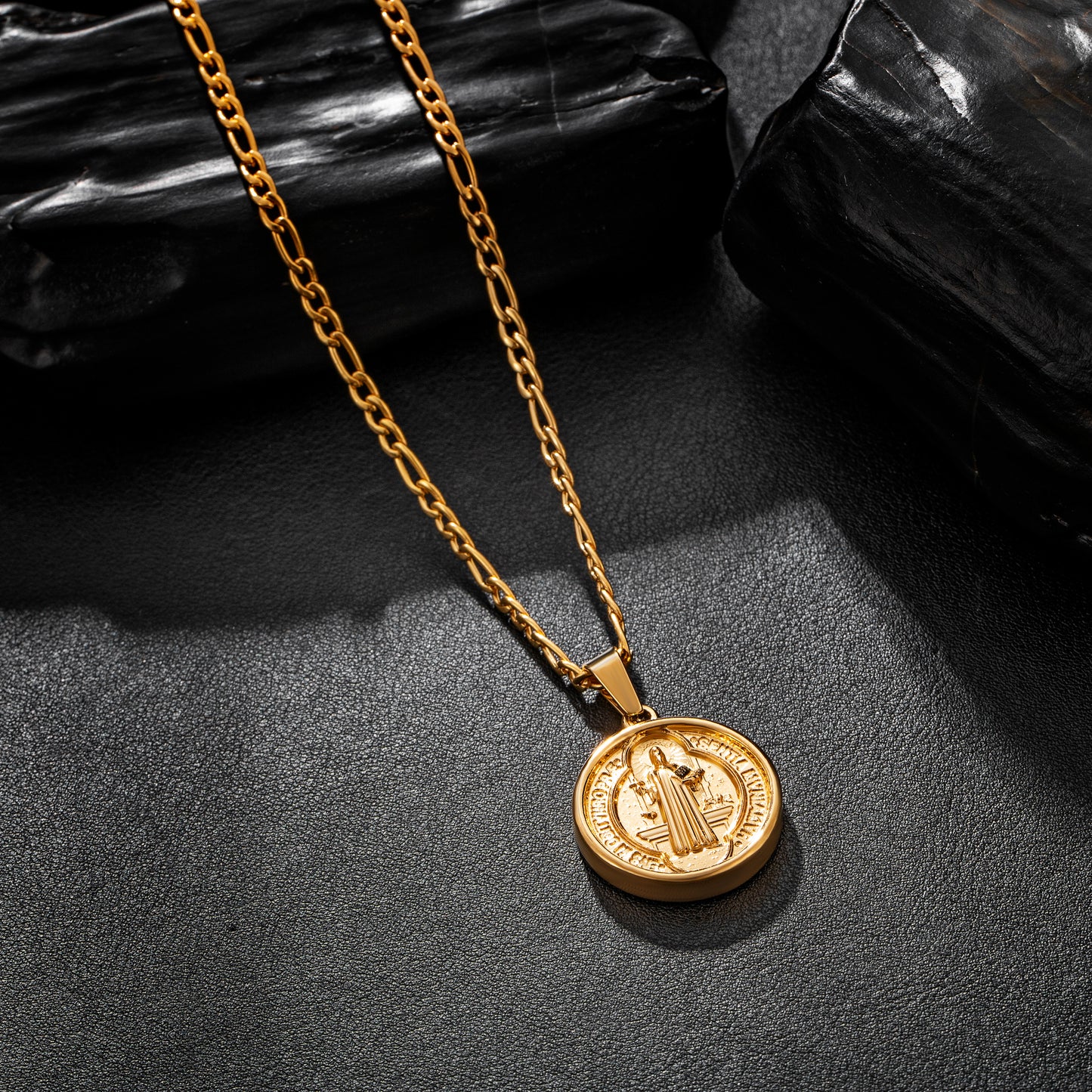 Gold Pendant Necklace Figaro Chain N00929