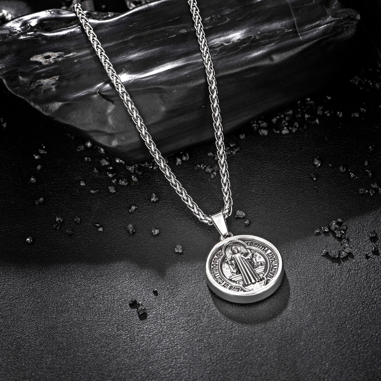 Antique Silver Pendant Necklace Figaro Chain N00912