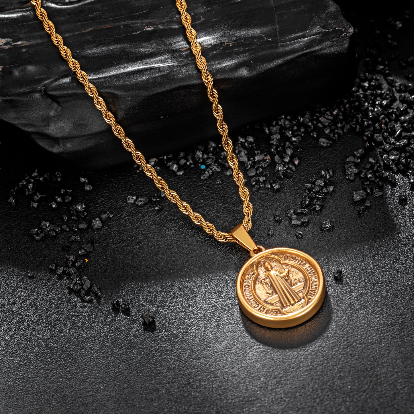 Antique Gold Pendant Necklace Twisted Rope Chain N00944