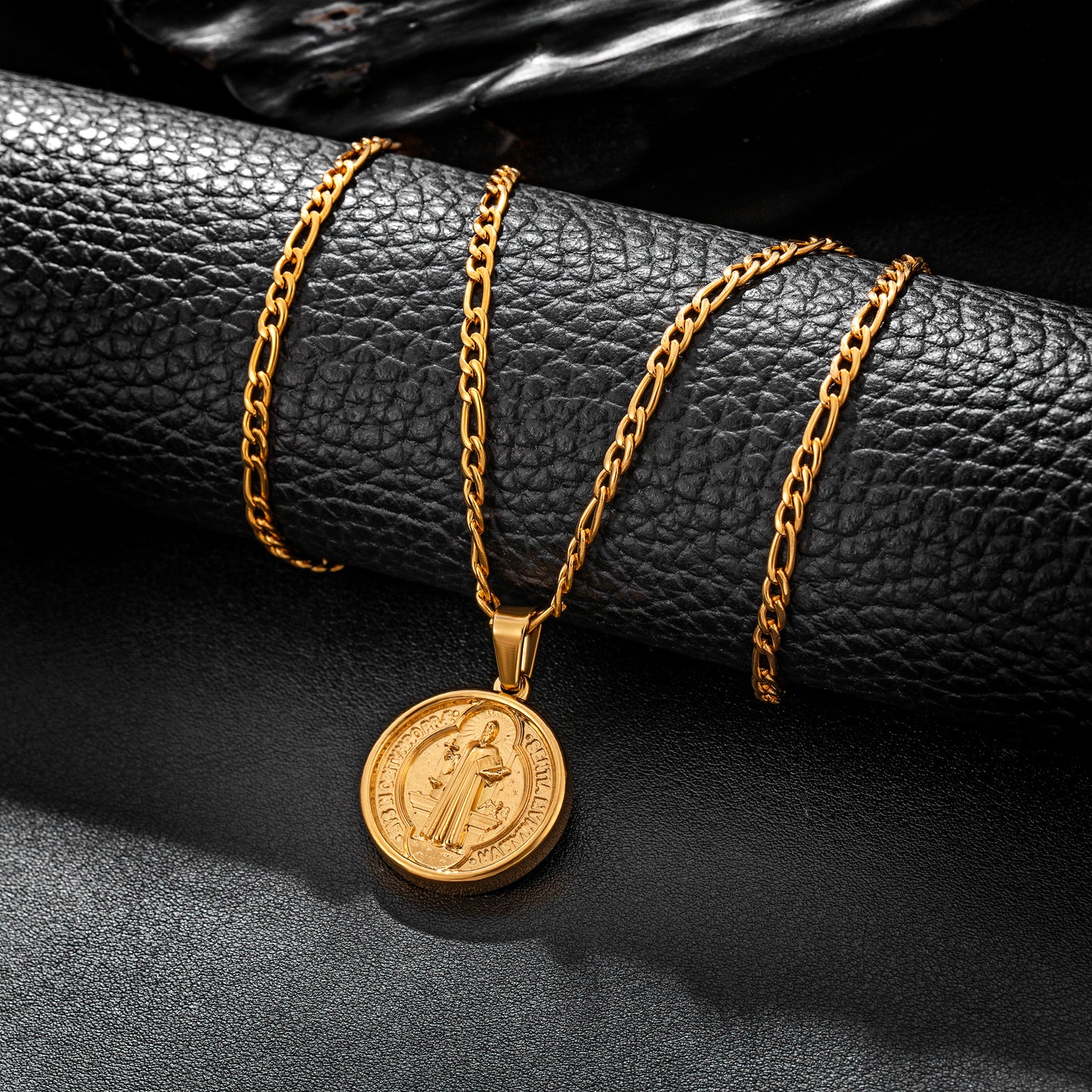 Gold Pendant Necklace Figaro Chain N00929